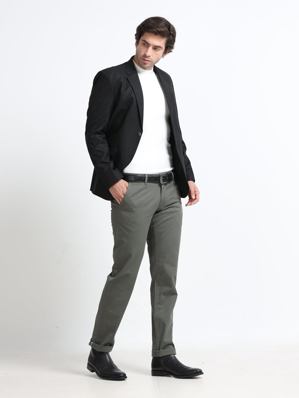 Premium formal trousers vs regular trousers – differences in fabric and fit