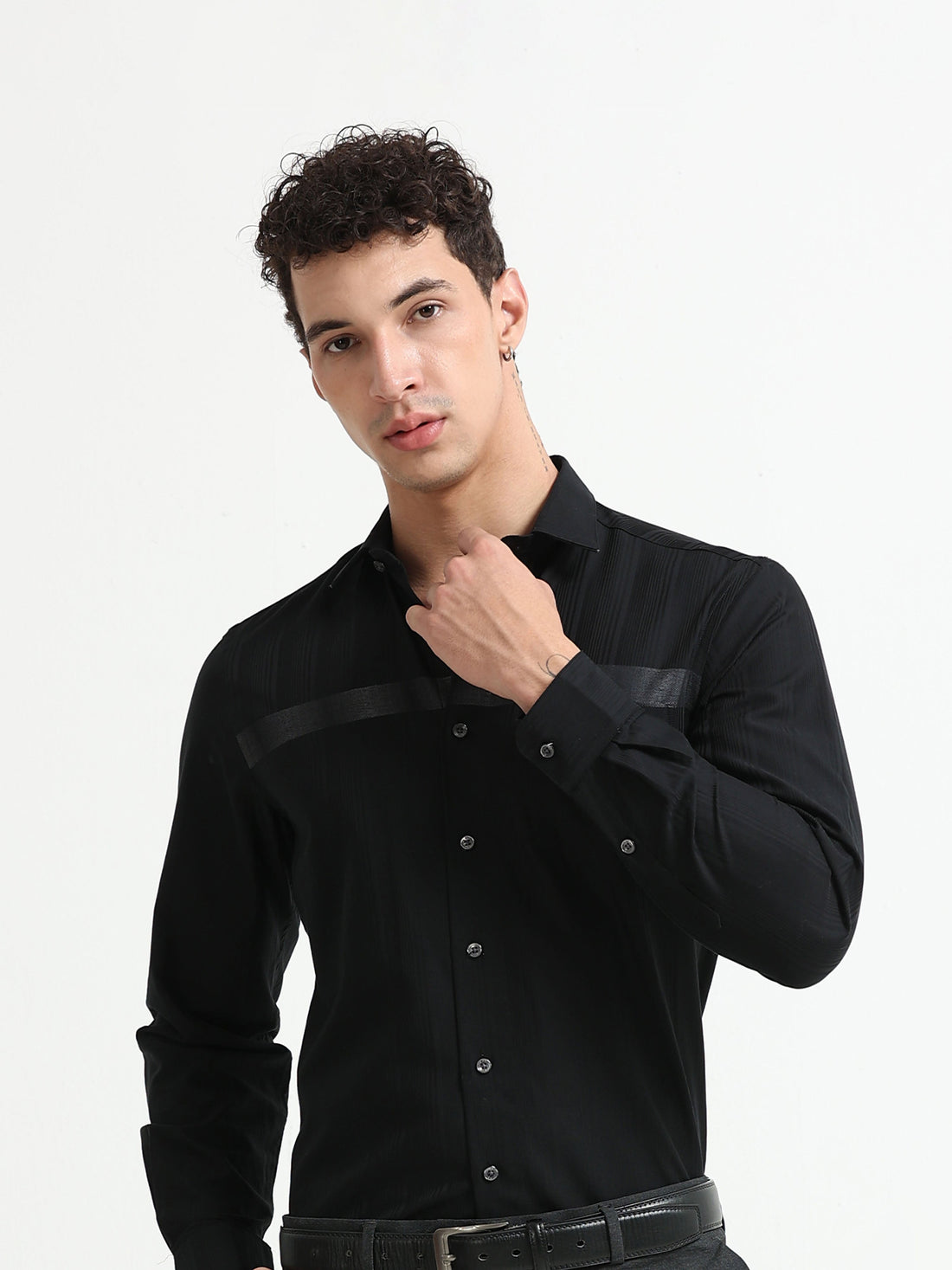What Makes a Shirt Suitable for Both Work and Weekend Plans?